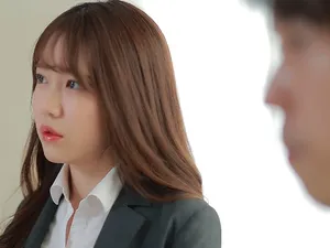 Em gái kế nóng bỏng bắt gặp tôi đang ngửi quần lót của cô ấy và cho tôi một cú Footjob và 69