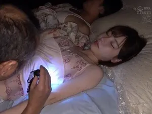 Mối làm tình bí mật với cô em kế dễ thương trong suốt 7 năm