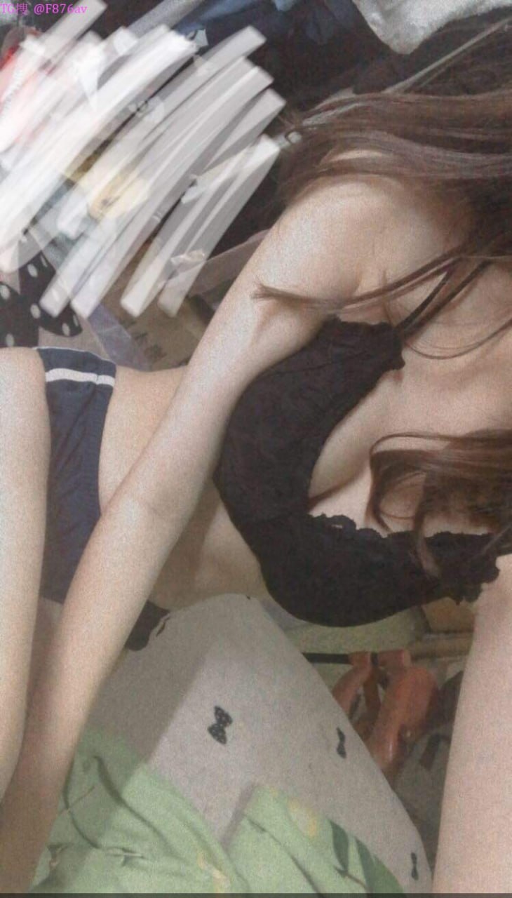 Mút lồn em nhân viên vệ sinh lần đầu đi làm