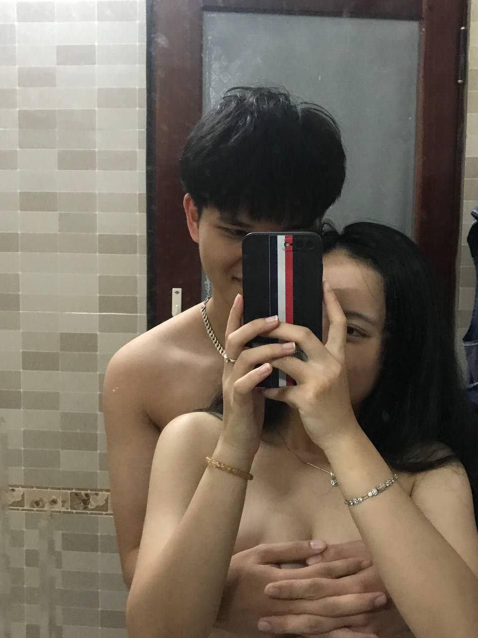 Eny luôn muốn dùng bcs khi trả bài nhưng chị gái cô ấy thì không