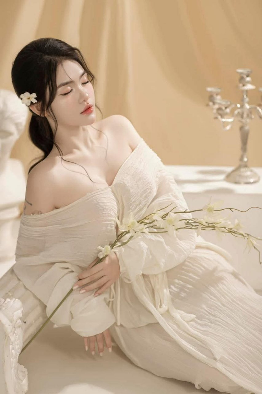 Anh nhân viên trúng độc đắc ở chung phòng với 2 chị cấp trên trong chuyến công tác
